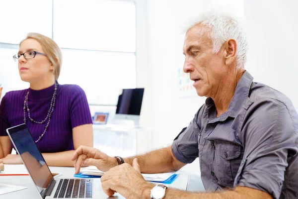 Collega's samen te werken — Stockfoto