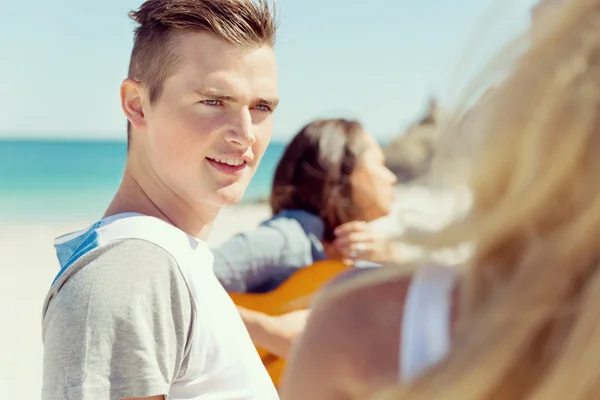 Retrato de un joven en la playa —  Fotos de Stock