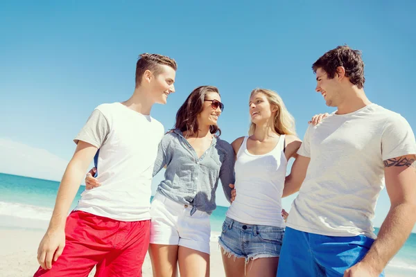 Compagnia di giovani sulla spiaggia — Foto Stock