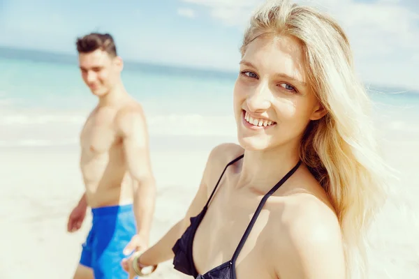 Romântico jovem casal na praia — Fotografia de Stock