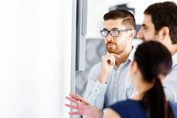 Les gens d'affaires dans le bureau moderne — Photo