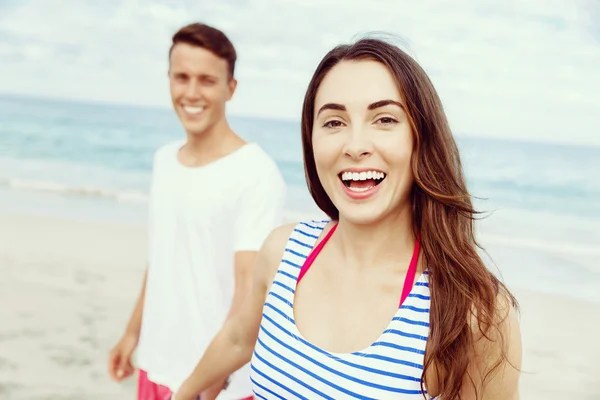 Romântico jovem casal na praia — Fotografia de Stock