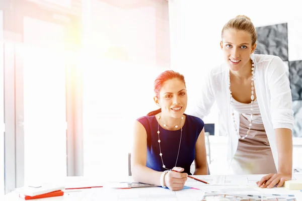 Two female colleagues in office — Stock Photo, Image