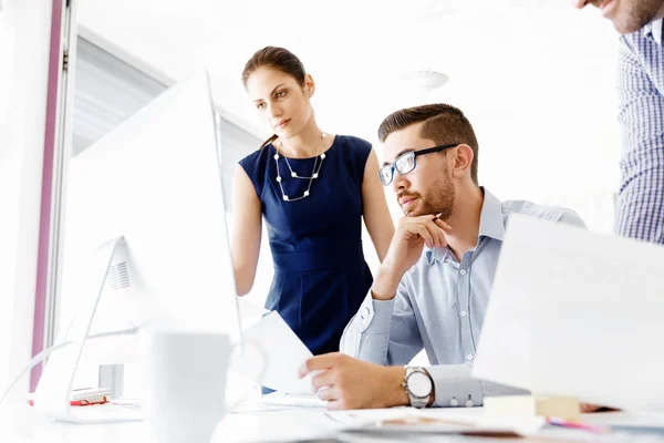 Les gens d'affaires dans le bureau moderne — Photo