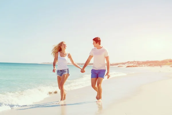 Romantyczna młoda para na plaży — Zdjęcie stockowe