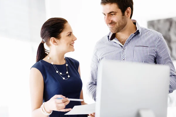 Les gens d'affaires dans le bureau moderne — Photo