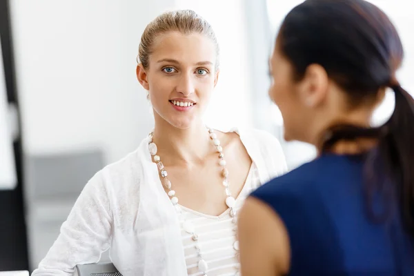 Two female colleagues in office — Stock Photo, Image