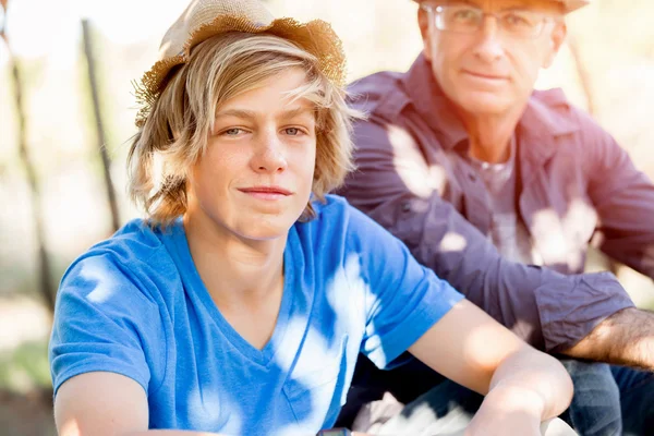 Vater und Sohn im Weinberg — Stockfoto