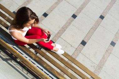 Kız açık havada eğleniyor