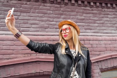 Kız turistik ziyaret