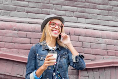 Sokakta yürüyen genç bir kadın