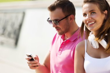 Güzel çift harcama hafta sonu açık havada