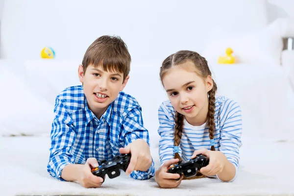 Kinderen spelen game console — Stockfoto