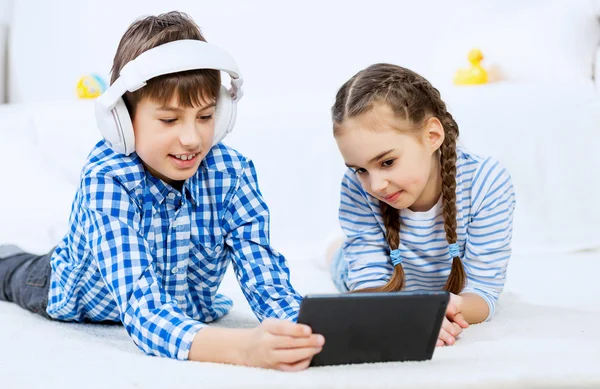 Lindos niños jugando en la tableta —  Fotos de Stock