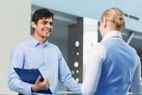 Persone in casa che parlano — Foto Stock