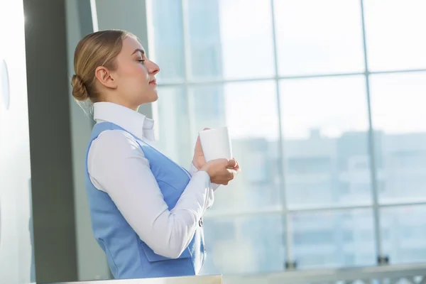 Attrayant femme dans l'immeuble de bureaux — Photo