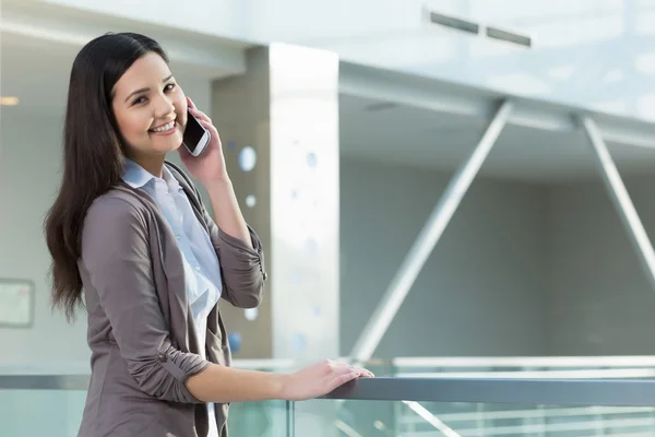 Donna attraente in edificio per uffici — Foto Stock