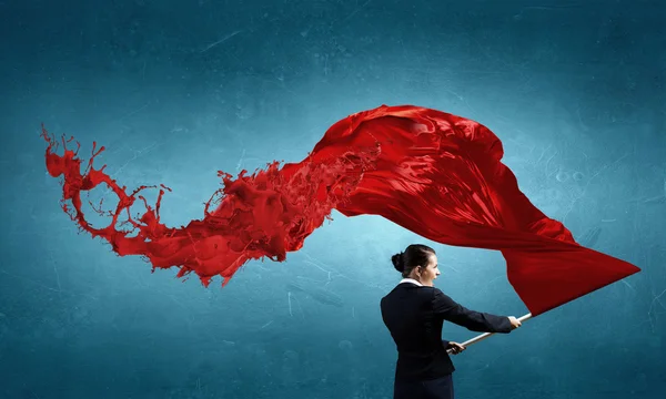 Vrouw wuivende rode vlag — Stockfoto