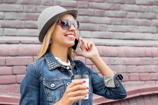 Mujer joven caminando por la calle — Foto de Stock