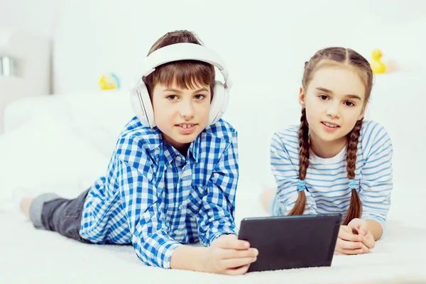 Bonito crianças jogos em tablet — Fotografia de Stock