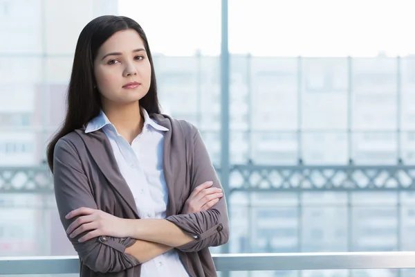 Aantrekkelijke vrouw in kantoorgebouw — Stockfoto