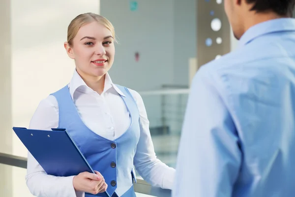 People indoors having talk — Stock Photo, Image