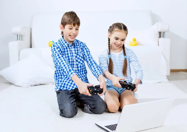 Kinder spielen Spielkonsole — Stockfoto