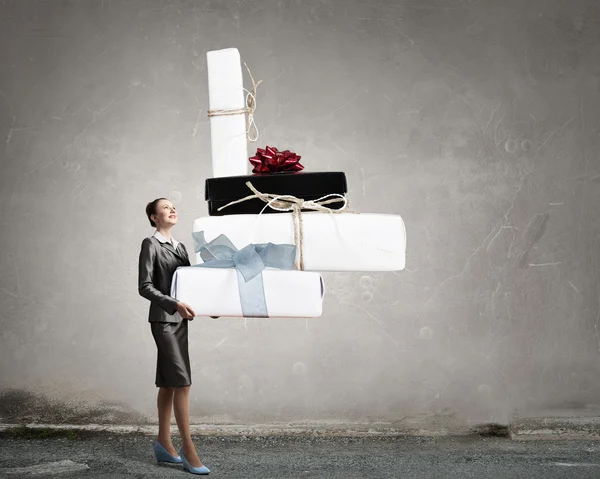 Geschäftsfrau, die Geschenke entgegennimmt oder überreicht — Stockfoto