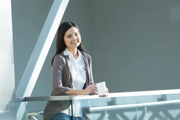 Donna attraente in edificio per uffici — Foto Stock