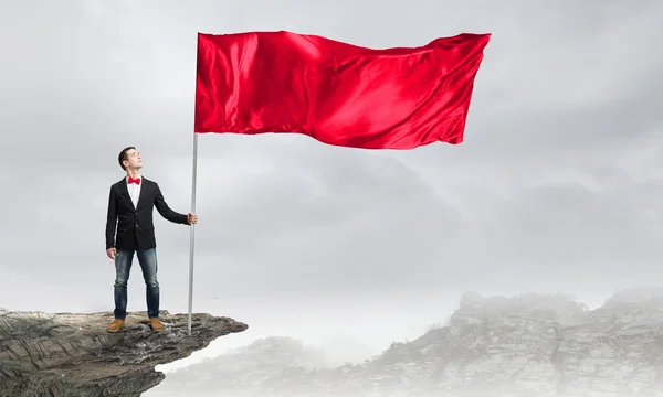 Adam kırmızı bayrak ile — Stok fotoğraf
