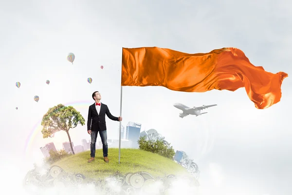Человек с оранжевым флагом — стоковое фото