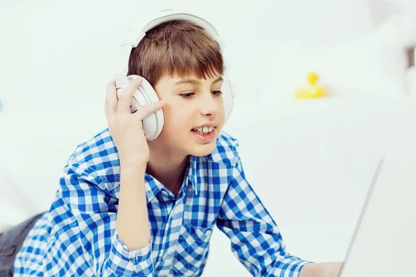 Ragazzo godendo il tempo libero — Foto Stock