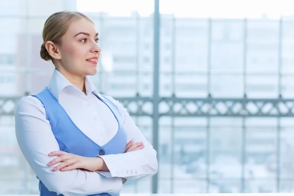 Attrayant femme dans l'immeuble de bureaux — Photo