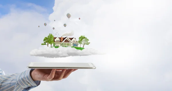 Modello di casa sullo schermo del tablet — Foto Stock