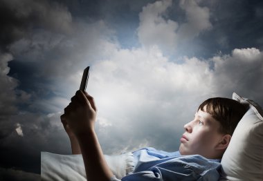 Uyku önce Internet'te sörf