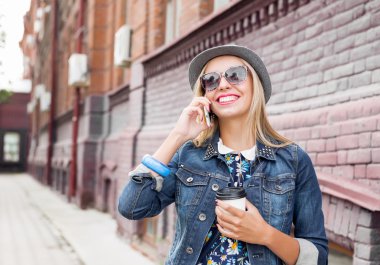 Sokakta yürüyen genç bir kadın