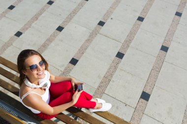 Kız açık havada eğleniyor