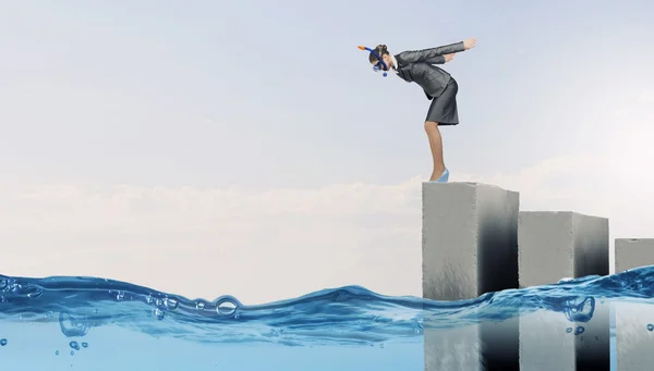 Affärskvinna hoppa i vatten — Stockfoto