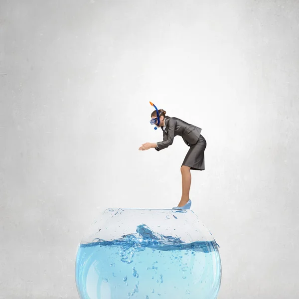 Empresária pulando na água — Fotografia de Stock