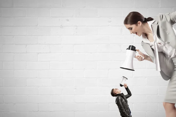 Aggression und Demütigung in der Kommunikation — Stockfoto