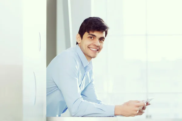 Uomo d'affari appoggiato su ringhiere balcone — Foto Stock