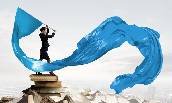 Frau schwenkt blaue Fahne — Stockfoto