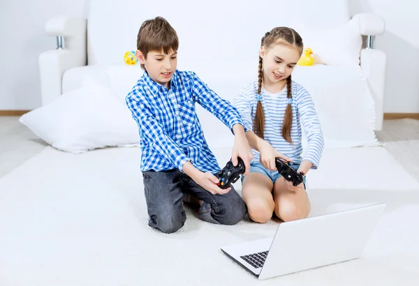 Kids playing game console — Stock Photo, Image