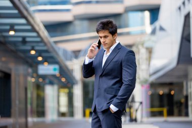 Cep telefonu açık havada ile kendine güvenen işadamı portresi