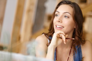 Masasında oturan genç güzel kadın