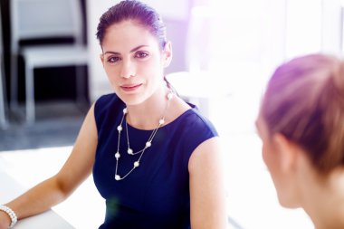 Ofiste iki bayan meslektaşım var.