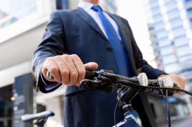 Başarılı bir iş adamı binicilik bisiklet