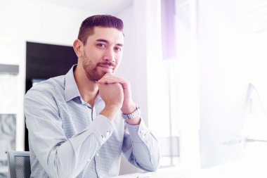 Çekici ofis çalışanı masada oturuyor.