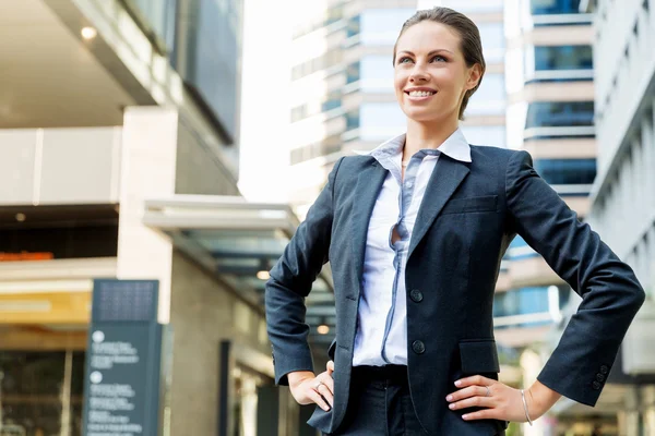 Portrait of business woman smiling outdoor — Stock Photo, Image