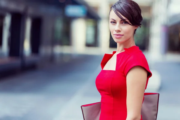 Retrato de mujer de negocios afuera — Foto de Stock